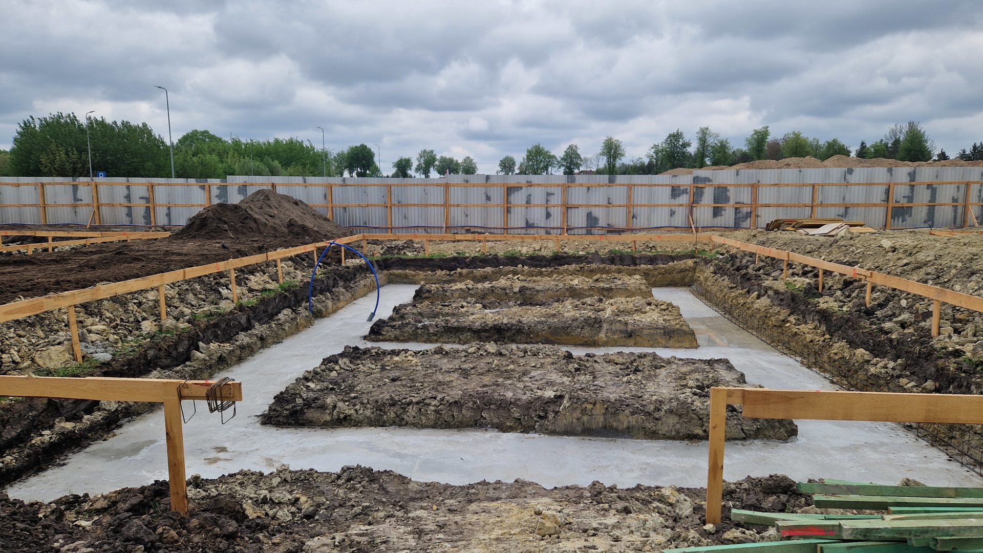 Fundamenty gotowe – kolejny etap budowy domów zakończony